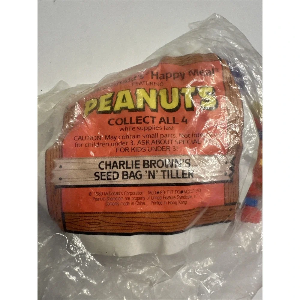 Charlie Brown Sees Bag Ń Tiller McDonald's Vinyl Toy Figurine 1989 New‎